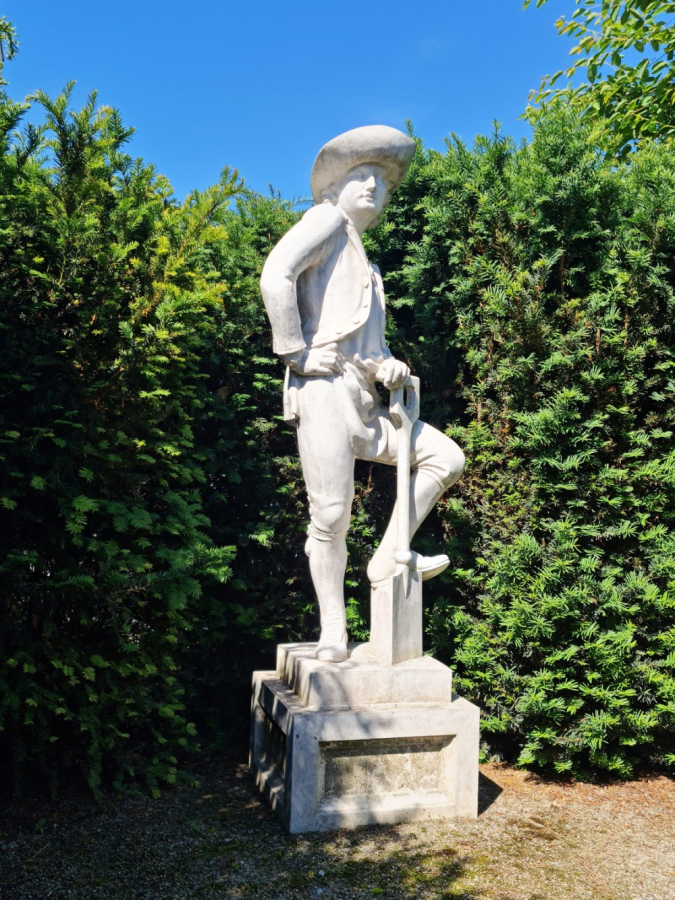 Dado Pedestal mit The Gardener Statue - Farbe Portland