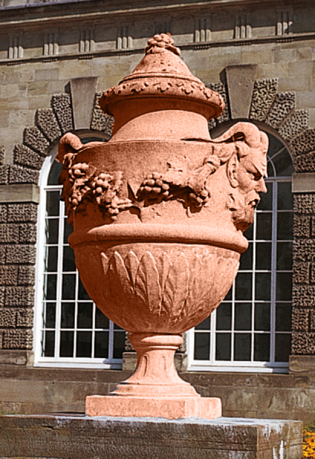 Margam Masked Urn - Farbe Terracotta