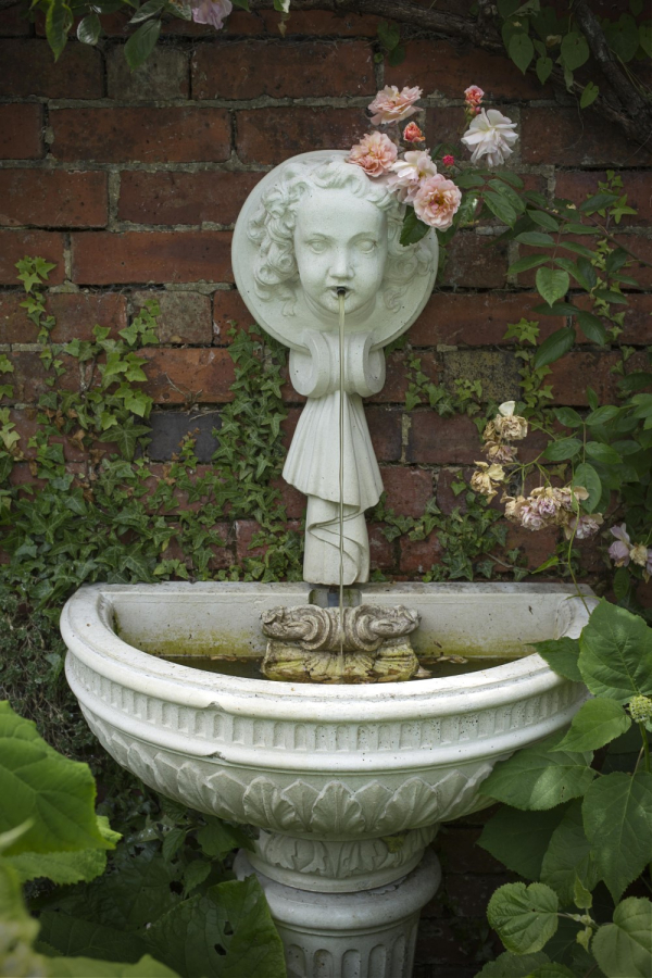 Haddonstone Wall Fountain auf Säule - Farbe Portland