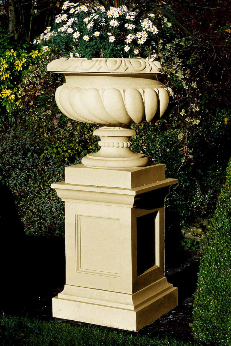 Queen Anne Pedestal mit Westonbirt Urn - Farbe Bath