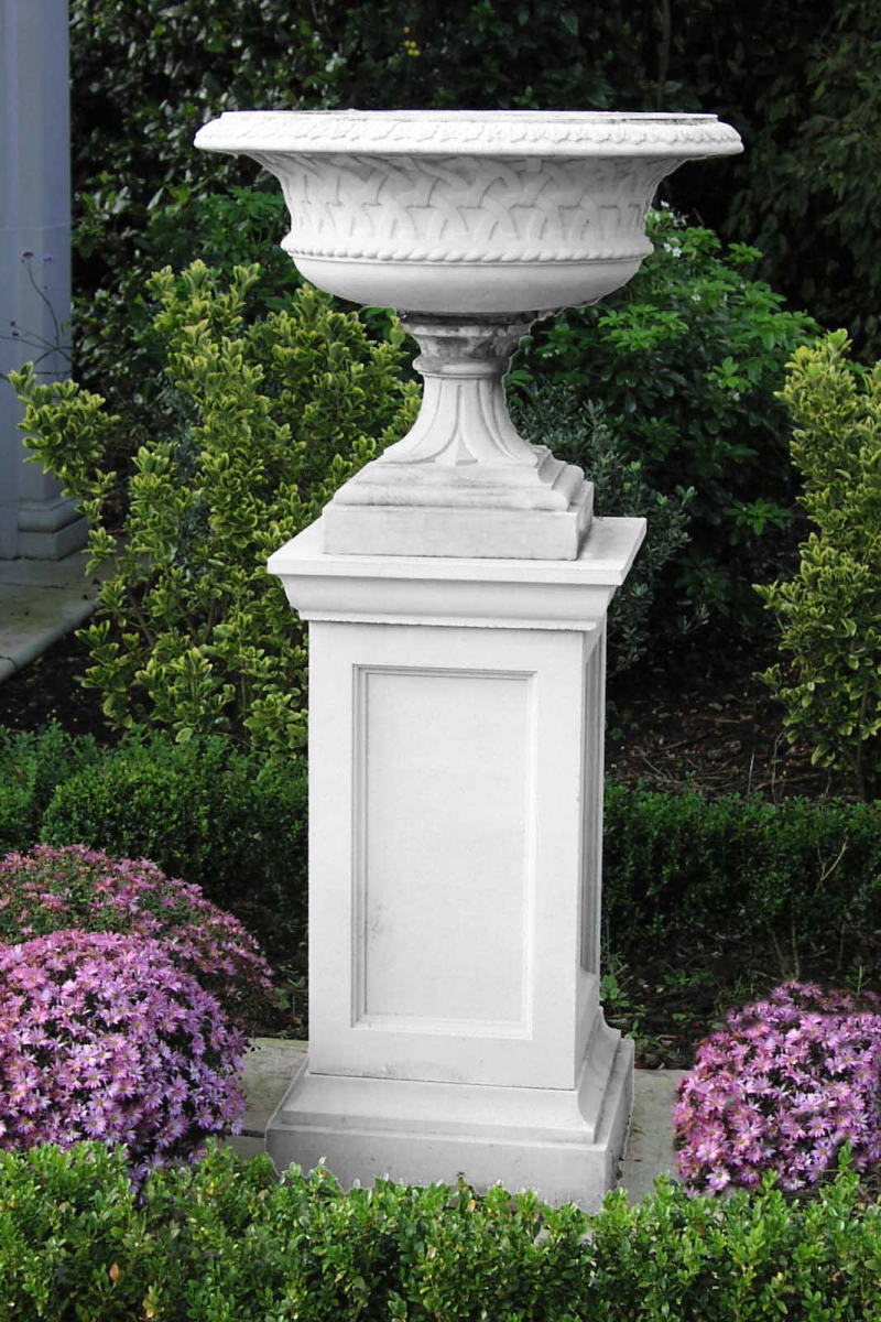 Queen Anne Pedestal mit Eastwell Urn - Farbe Portland