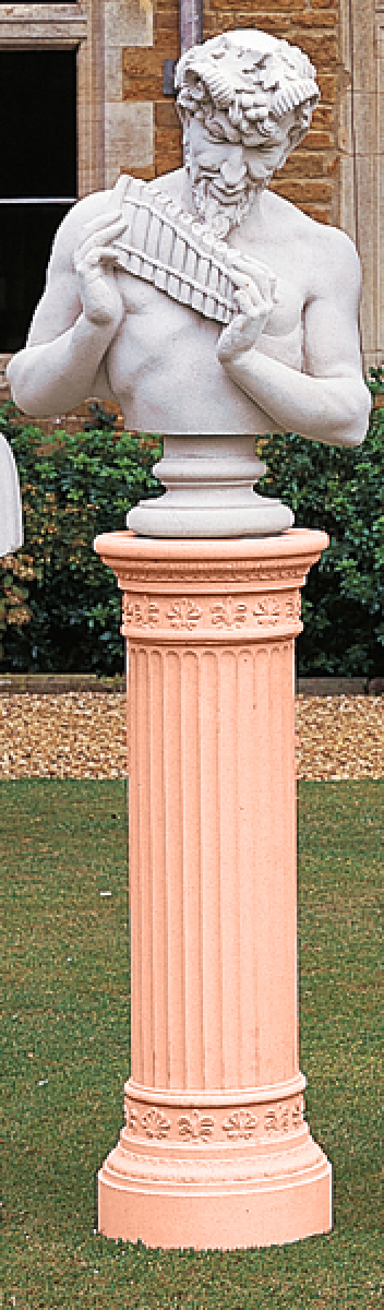 Adam Pedestal - Farbe Terracotta, hier mit Bust of Pan