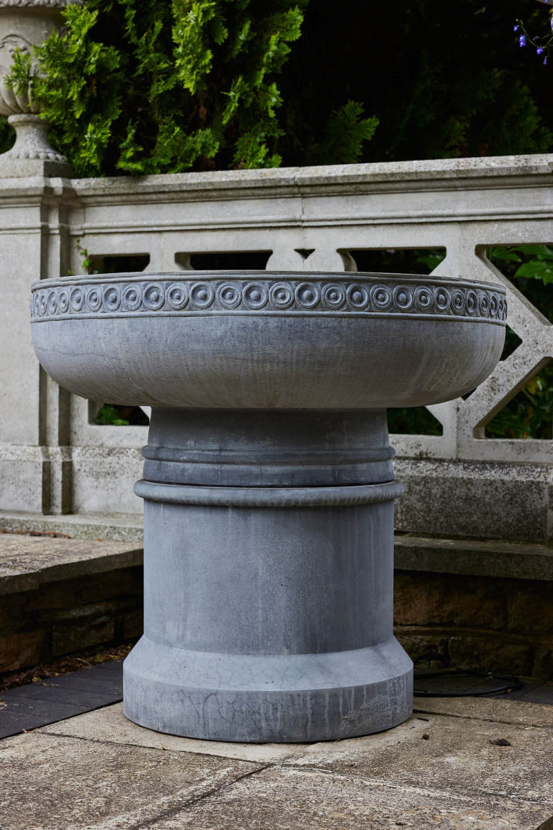Romanesque Fountain - Farbe Slate mit Podest